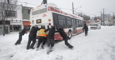 Un autre jour de neige pour les écoles de Toronto, les provinces des Prairies se préparent à d’autres tempêtes