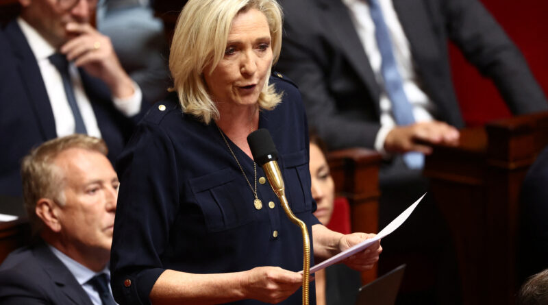 La leader française d’extrême droite Le Pen devrait être jugée pour détournement présumé de fonds européens, selon le procureur